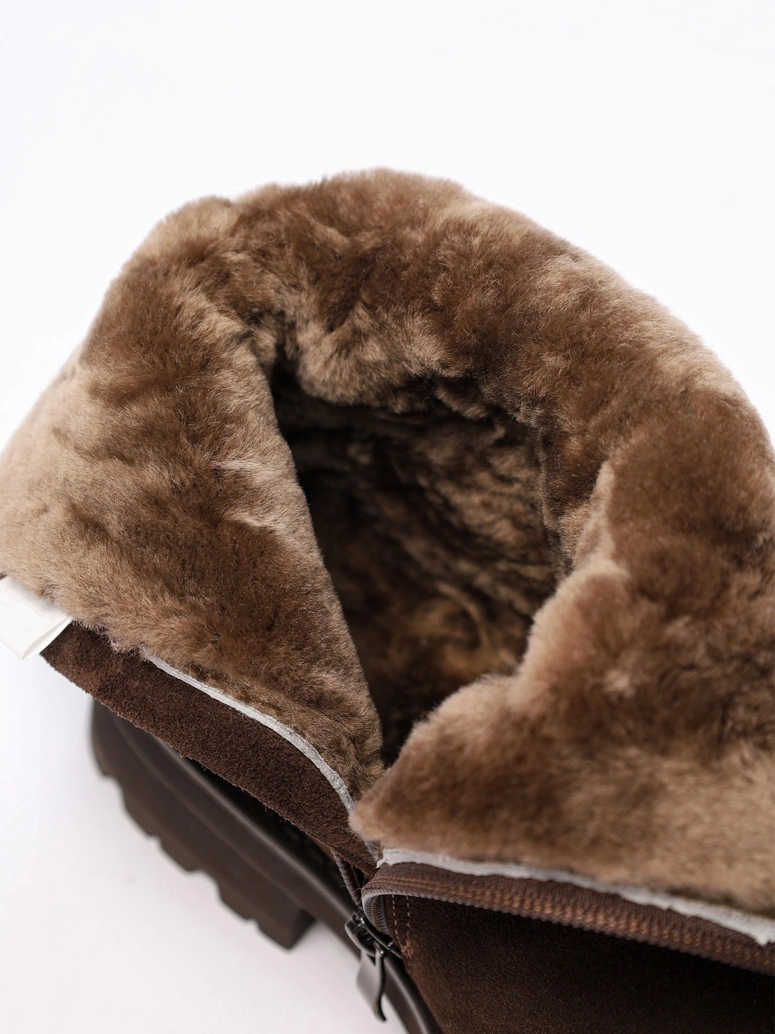 Ботинки темно-коричневого цвета из рельефной подошве